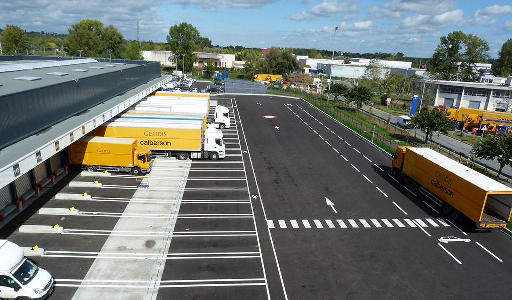 Marquage de la circulation extérieure vue des quais et des camions – GEODIS - Entrepôt de groupage - Circulation extérieure - Marquage au sol et signalisation