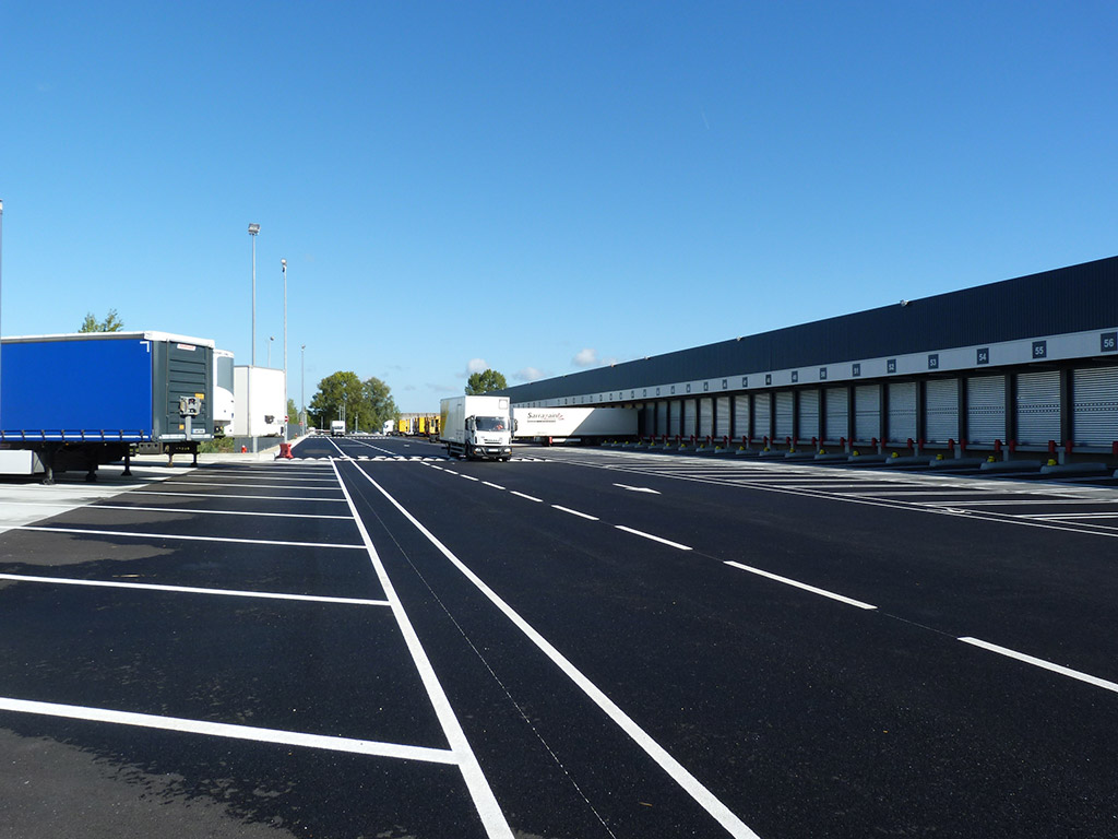 Sens unique poids lourds – circulation extérieure GEODIS - Entrepôt de groupage - Circulation extérieure - Éclairage des voies de circulation