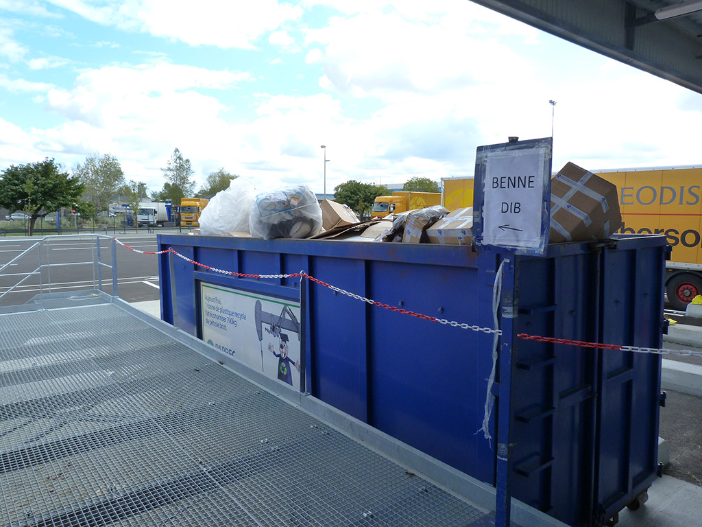 Entrepôt de groupage - Traitement des déchets Produits chimiques bac plein GEODIS