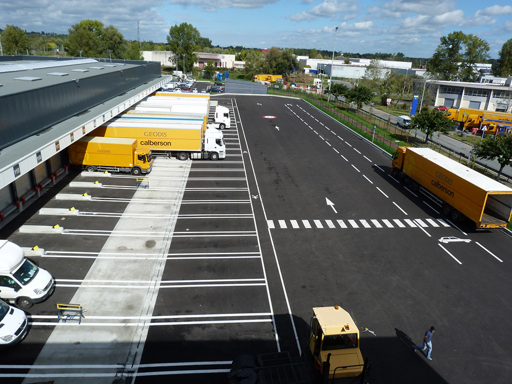 Entrepôt de groupage - Quai - Zone d'accostage et mise à quai des camions 3