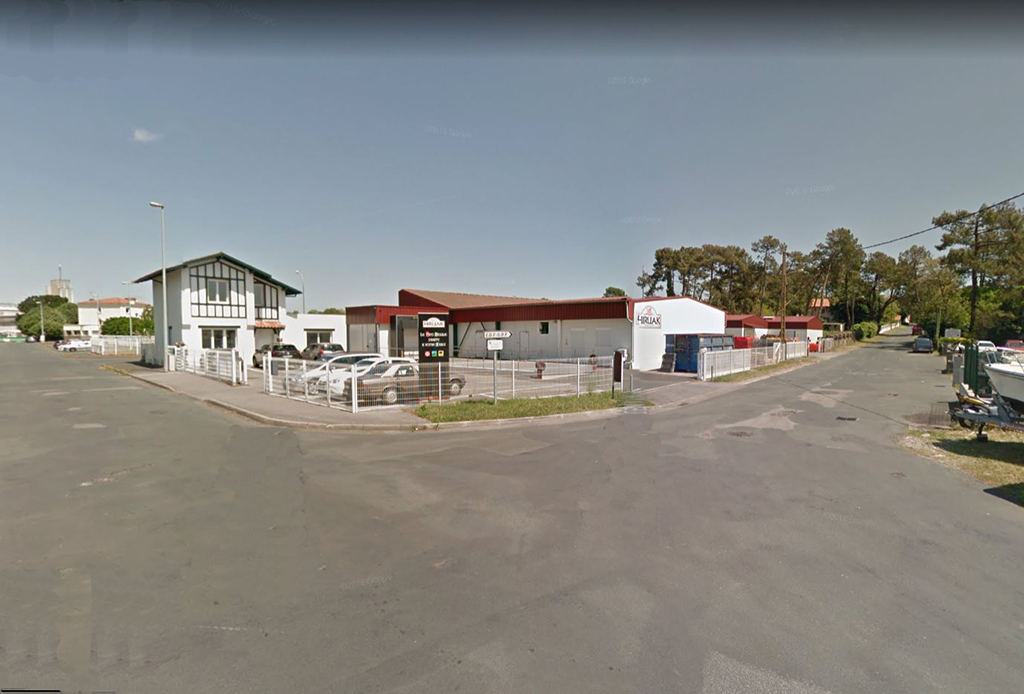 Rénovation et extension d'un site de production agroalimentaire - Circulation extérieure - Actions mises en œuvre pour limiter le risque HIRUAK vue de la rue devant le bâtiment
