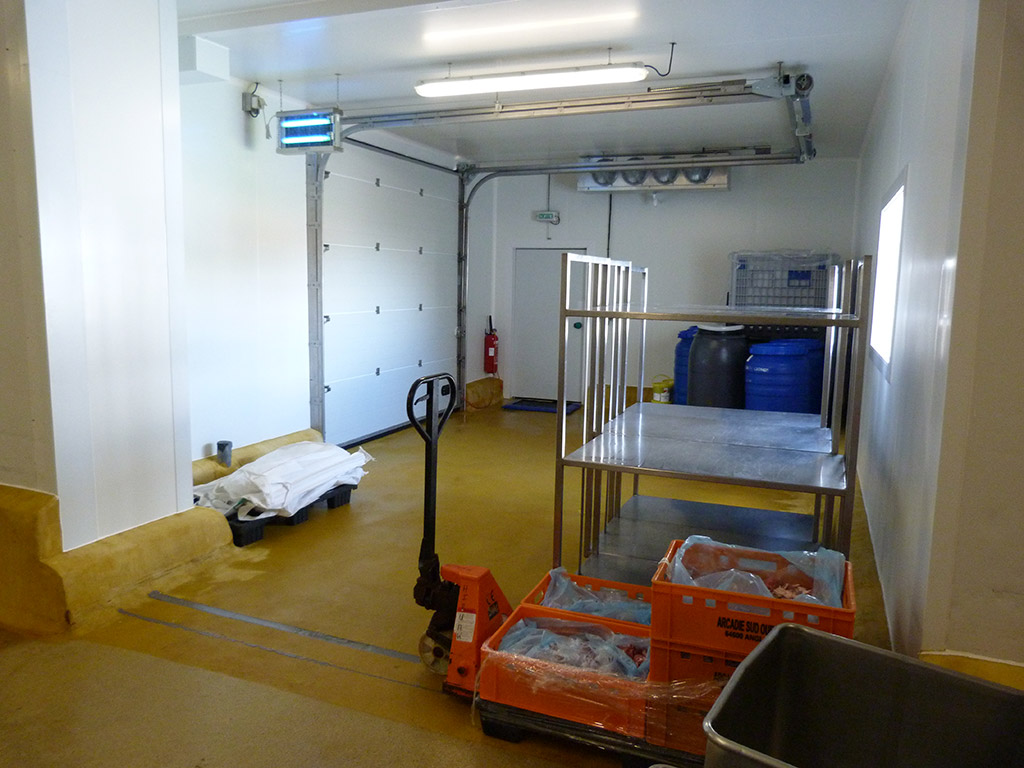 Rénovation et extension d'un site de production agroalimentaire - Éclairage naturel vue de porte automatique