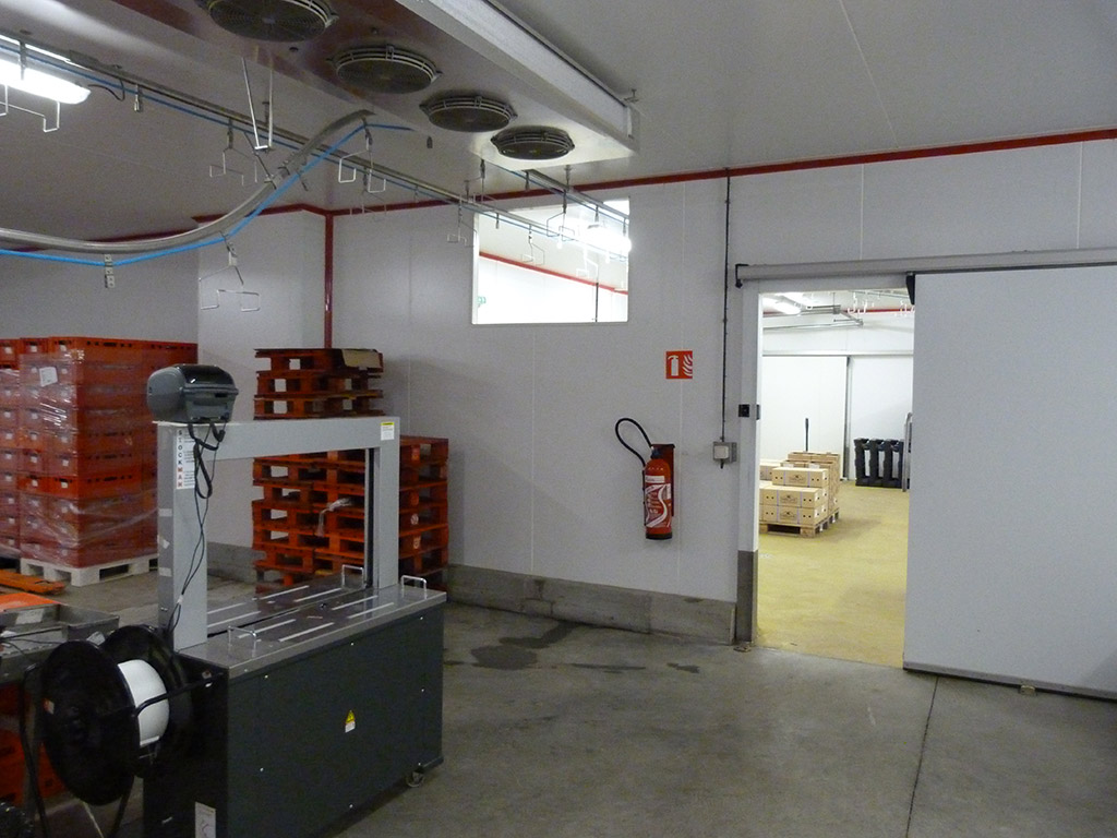 Rénovation et extension d'un site de production agroalimentaire - Manutention et aménagement des postes de travail - Convoyeur aérien de cartons "vides" 3 HIRUAK manutention accès autres salle