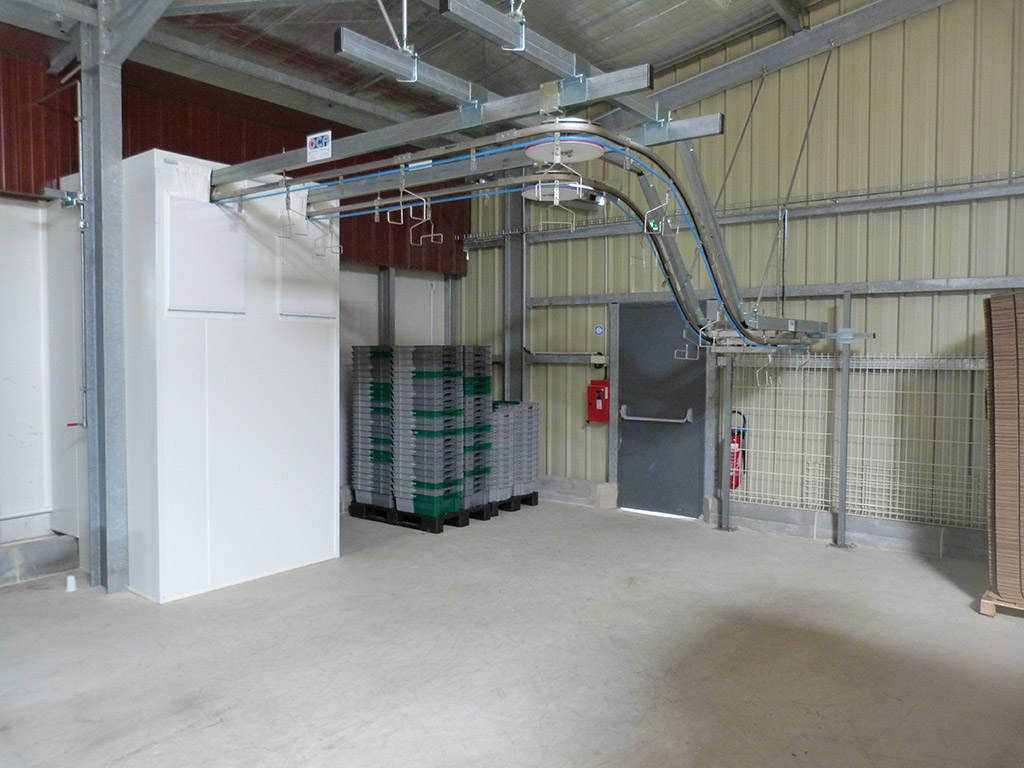 Rénovation et extension d'un site de production agroalimentaire - Manutention et aménagement des postes de travail - Poste de montage et accrochage des cartons HIRUAK manutention