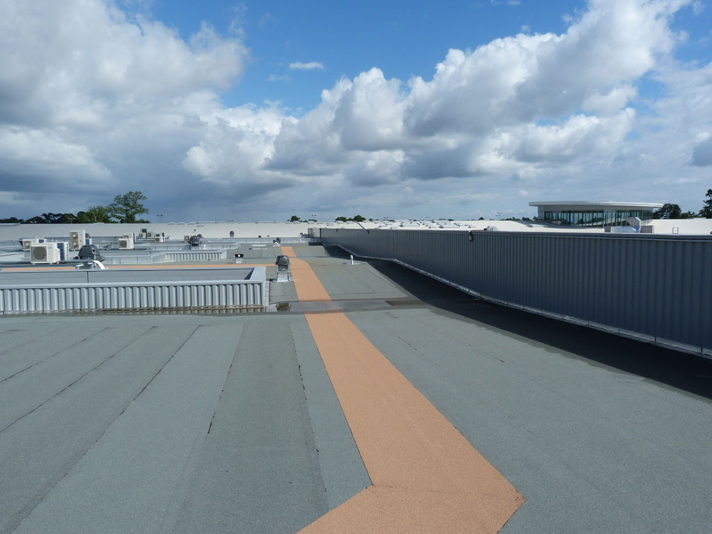 Construction d'un hypermarché -Interventions ultérieures sur ouvrage -Circulation sur toiture LECLERC circulation