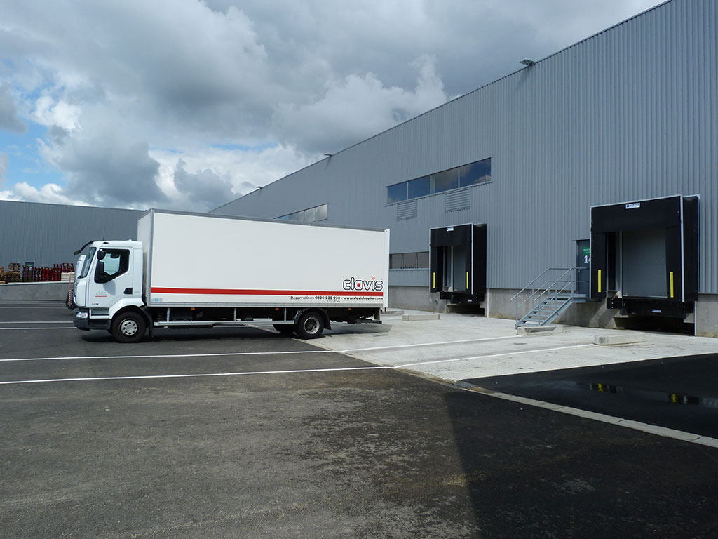 Construction d'un hypermarché -Circulation extérieure -Éclairage LECLERC camion