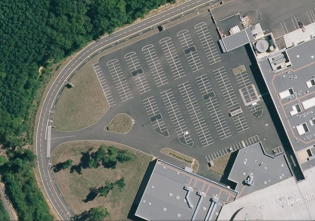 Construction d'un hypermarché -Circulation extérieure -Zoom du parking VL "salariés" -Vue satellite (situation réelle) LECLERC - vue du dessus