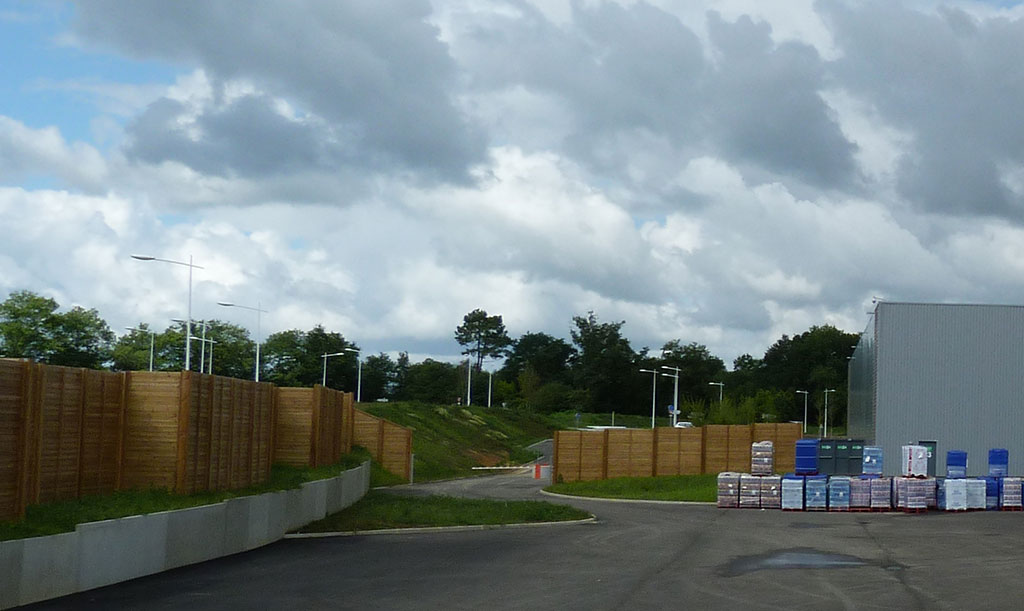 Construction d'un hypermarché -Circulation extérieure -Éclairage LECLERC vue vers la sortie