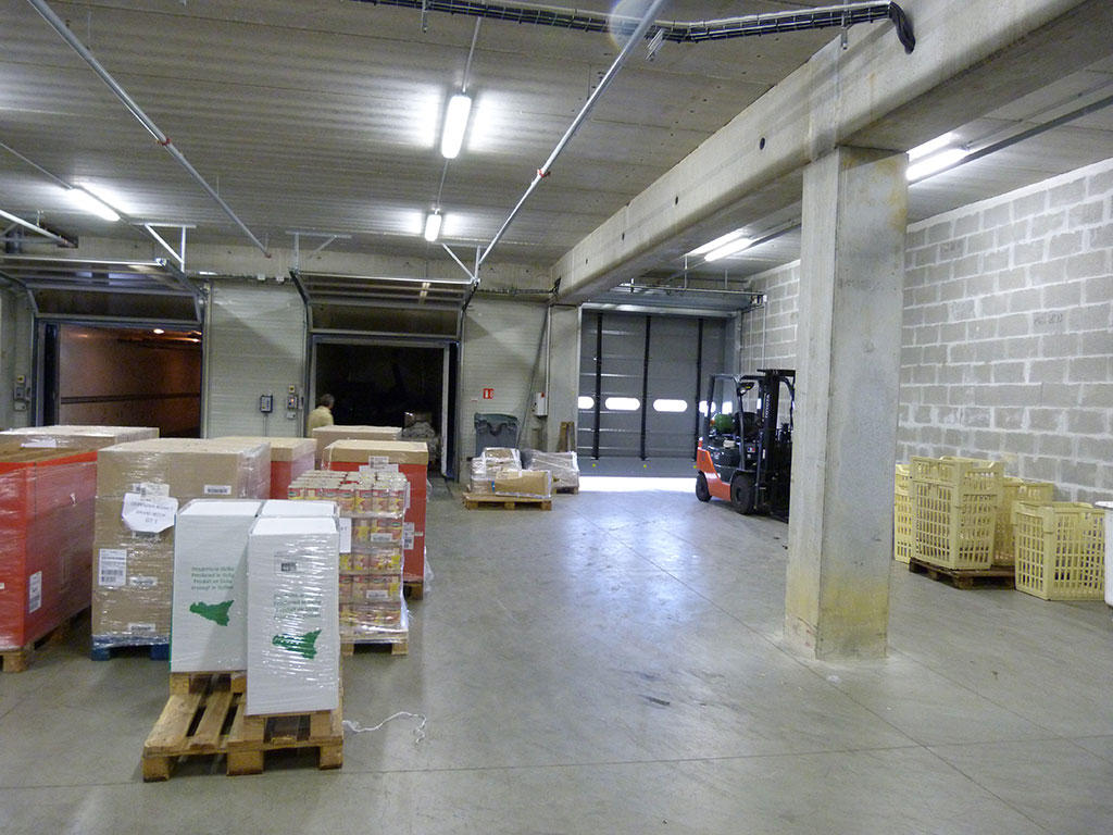 Construction d'un hypermarché -Circulation intérieure -Limitation encombrement des zones de circulation LECLERC zone de stockage et livraison