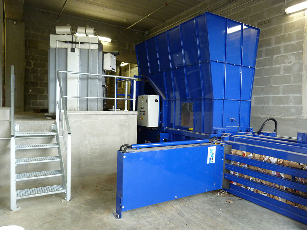 Construction d'un hypermarché -Circulation intérieure -Limitation des déplacements et optimisation des flux - LECLERC presse cartons vue de l'extérieur