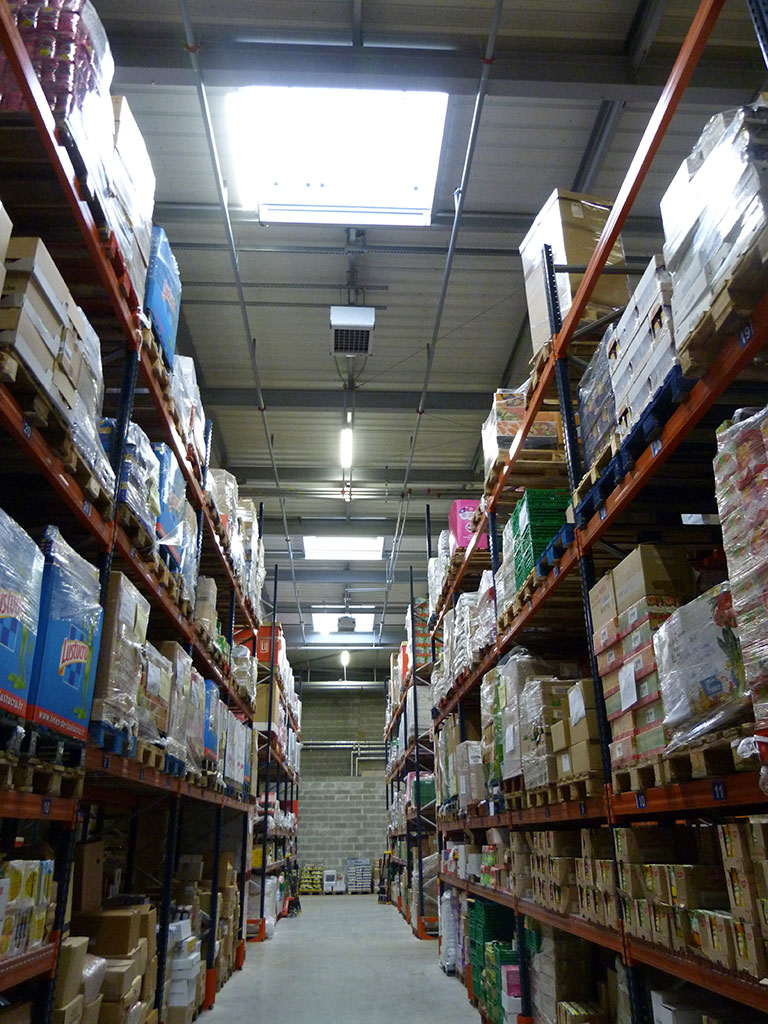 Construction d'un hypermarché -Éclairage naturel -Réserves LECLERC intérieur étagère de stockage