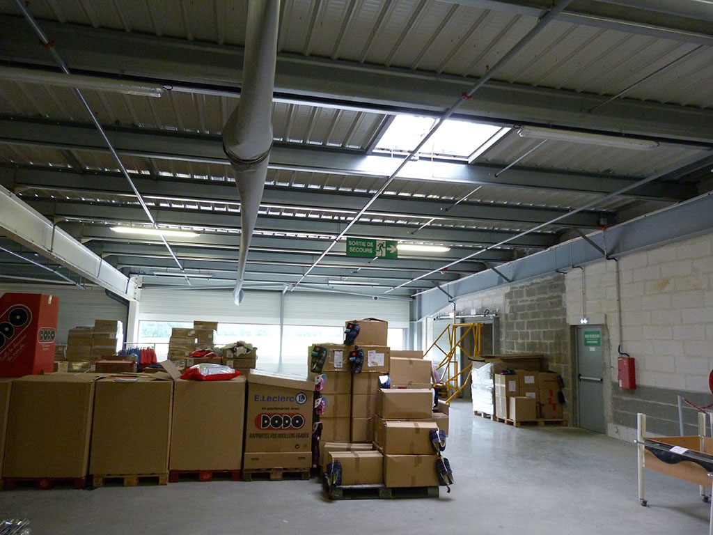 Construction d'un hypermarché -Éclairage naturel -Réserves LECLERC intérieur
