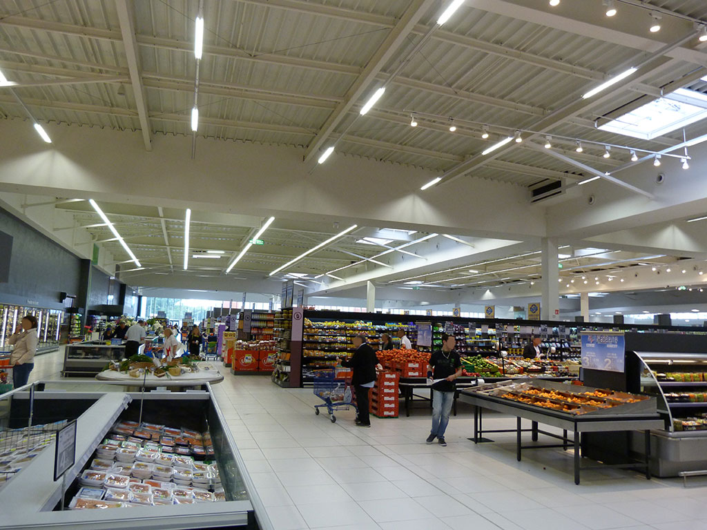 Construction d'un hypermarché -Éclairage naturel -Surface de vente vue depuis la boucherie LECLERC