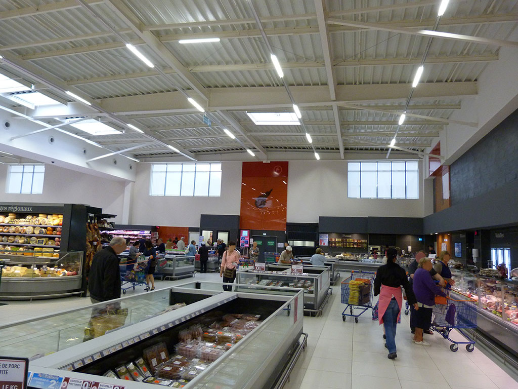 Construction d'un hypermarché -Éclairage naturel -Surface de vente vue depuis la boucherie et fromagerie LECLERC