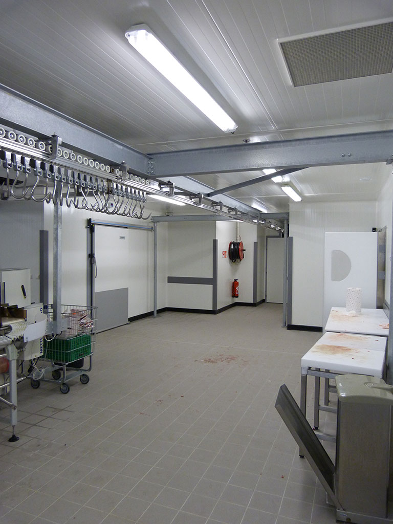 Construction d'un hypermarché -Manutention et levage-Limitation des manutentions et ports de charge LECLERC-manutention vue générale de l'arrière salle de la boucherie LECLERC