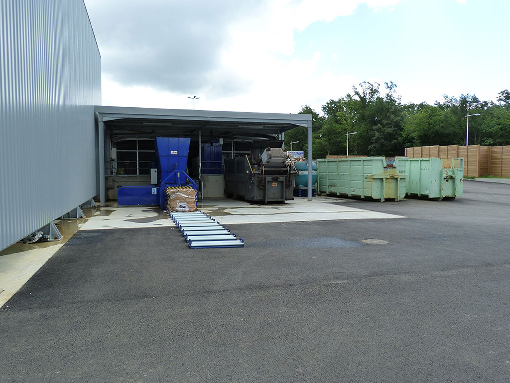 Construction d'un hypermarché -Produits chimiques et déchets -Zone déchets centre commercial LECLERC vue de l'extérieur sur la presse à carton