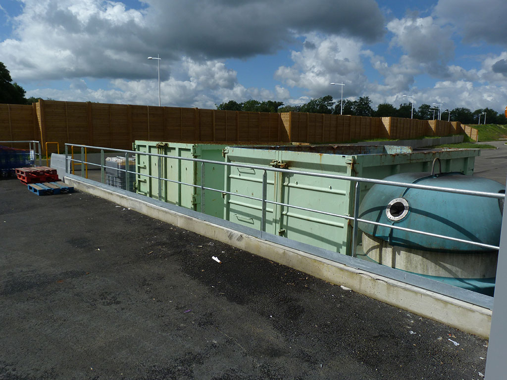 Construction d'un hypermarché -Produits chimiques et déchets -Zone déchets centre commercial - LECLERC extérieur cour des déchets