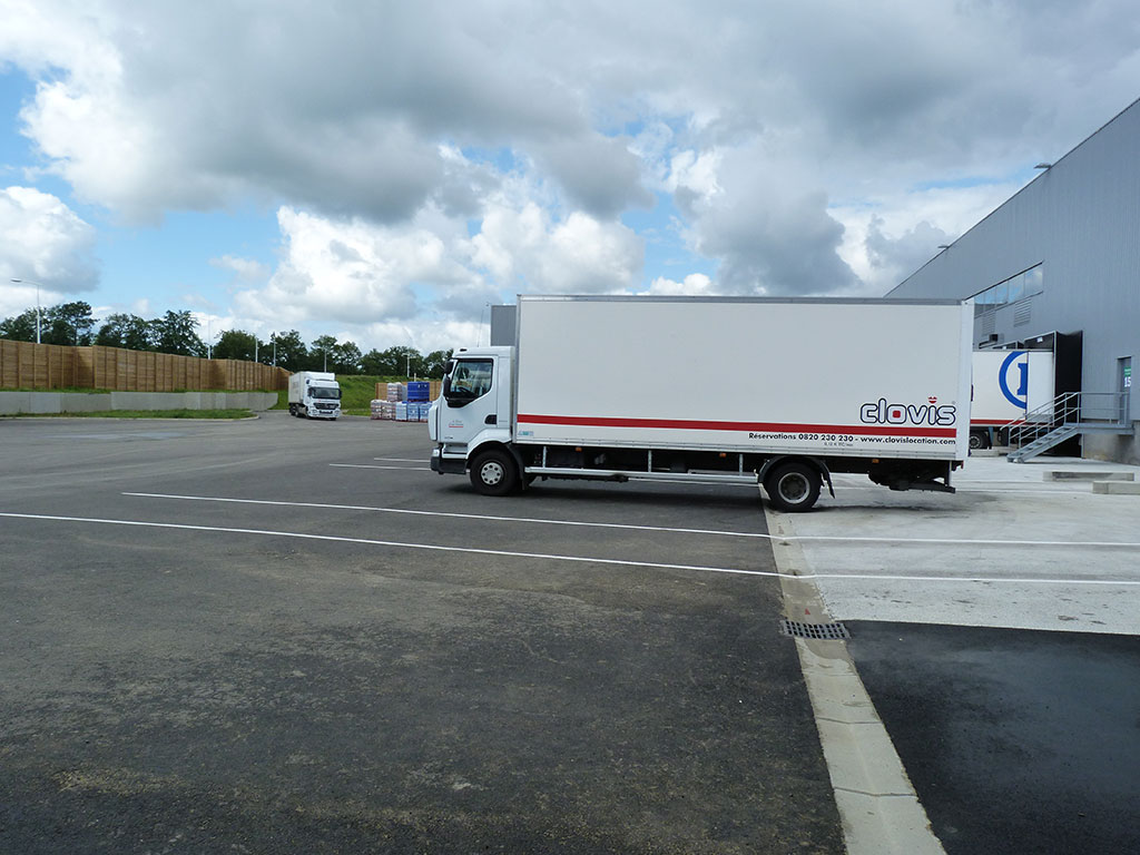 Construction d'un hypermarché -Quai -Zone d'accostage et mise à quai des camions LECLERC mise en place du camion