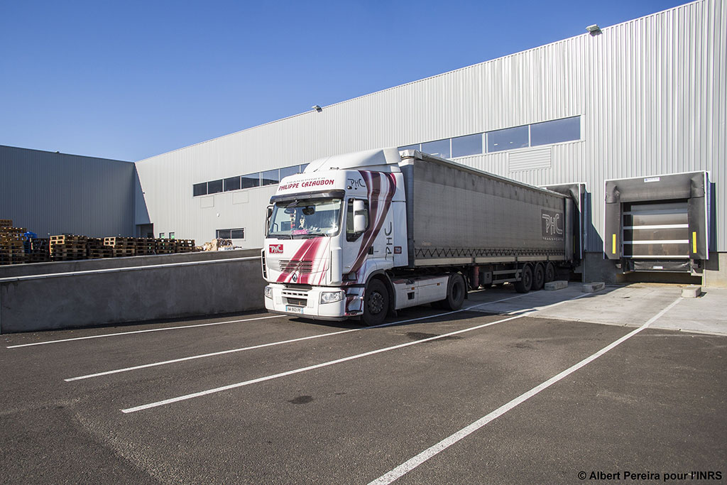 Construction d'un hypermarché -Quai -Zone d'accostage et mise à quai des camions LECLERC avec camion qui déposse de la marchandise