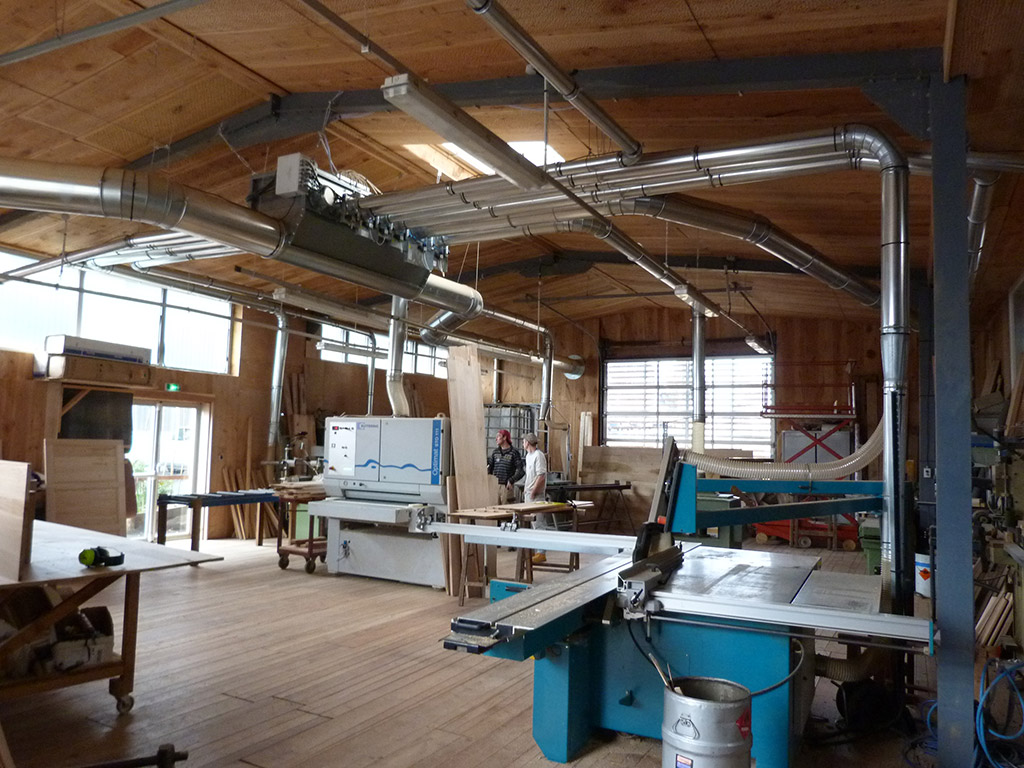 Atelier "fabrication de meubles en bois" -Assainissement de l'air et confort thermique -Vue d'ensemble du réseau dans l’atelier -APRÈS MARTICORENA ravitaillement et circuit sur le plafond