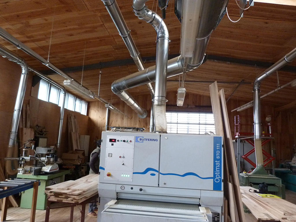 Atelier "fabrication de meubles en bois" - Éclairage artificiel MARTICORENA machine et évacuation de l'air