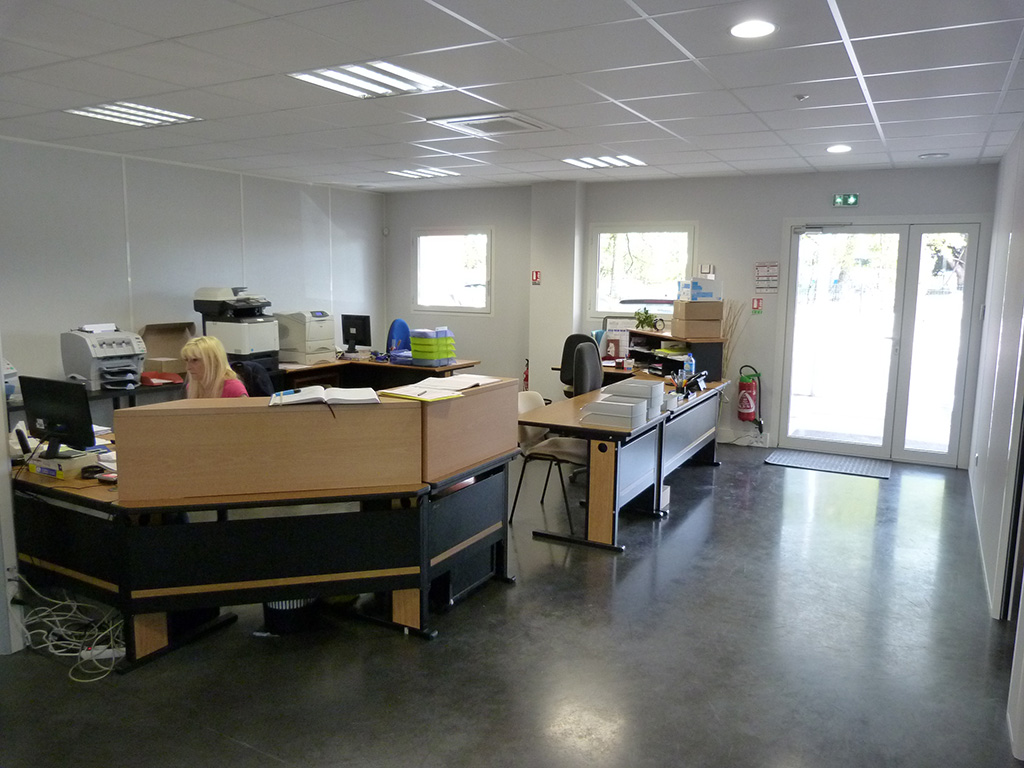 Laboratoire d'anatomie et de cytologie pathologiques-Éclairage naturel -Zone accueil - administration MEDIPATH - fenêtre et porte vitrée vers l'extérieur