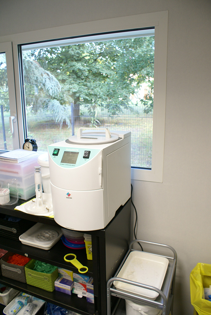 Laboratoire d'anatomie et de cytologie pathologiques-Éclairage naturel -Salle de macroscopie MEDIPATH fenêtre vue directe vers l'extérieur