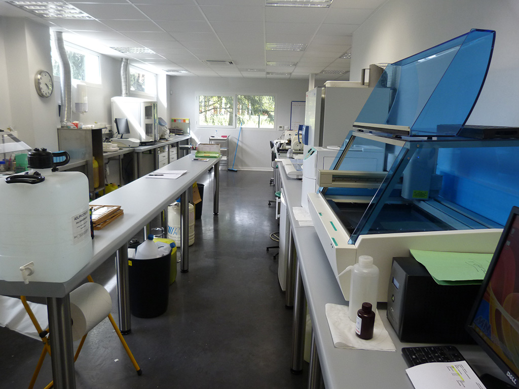 Laboratoire d'anatomie et de cytologie pathologiques -Local laboratoire "machines" MEDIPATH machine vue générale