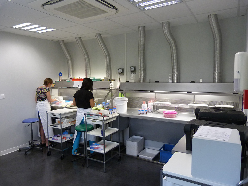 Laboratoire d'anatomie et de cytologie pathologiques -Salle de macroscopie MEDIPATH