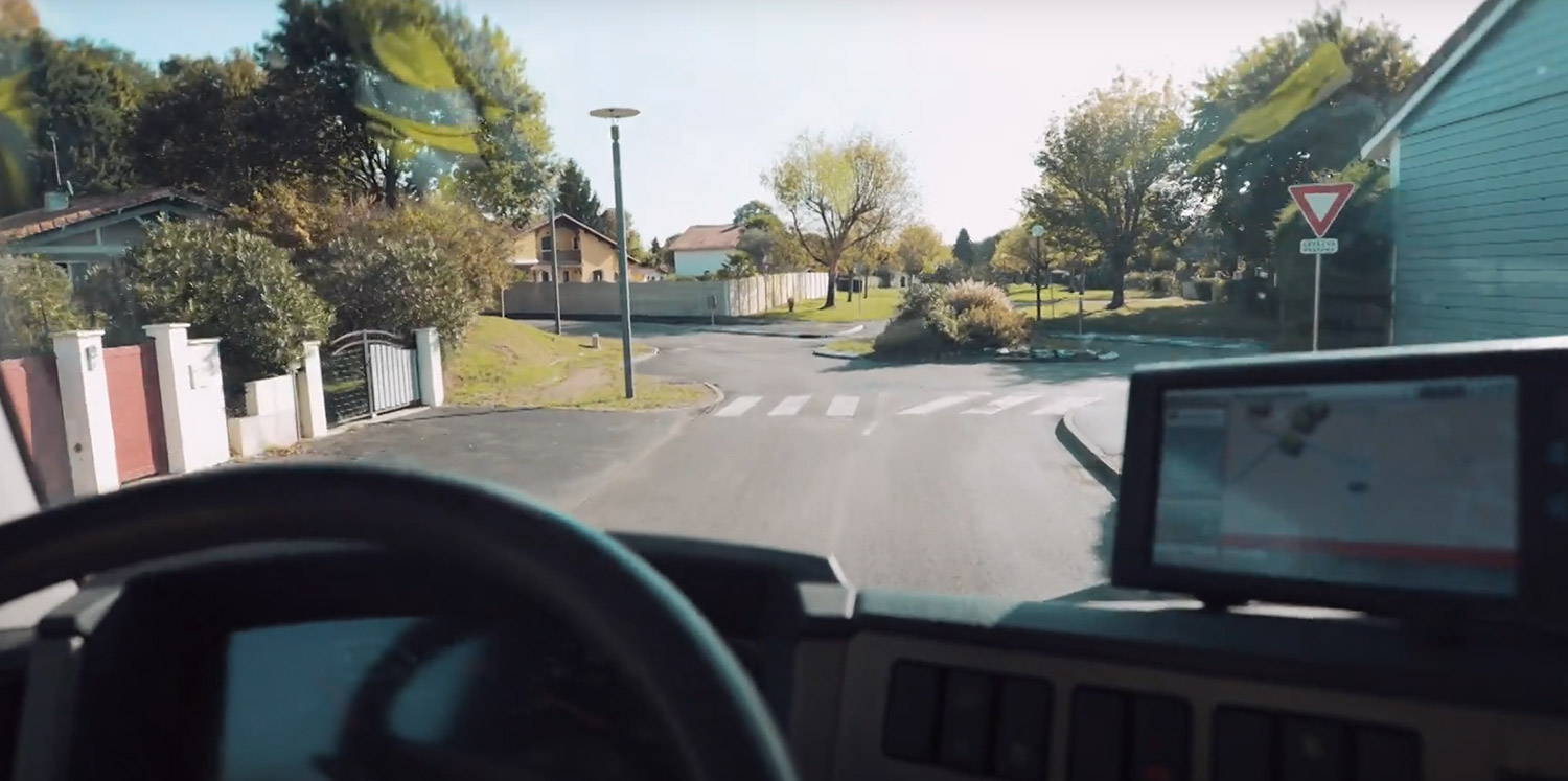 Sécurisation des tournées de collecte des ordures ménagères -Traitement des points noirs -Mise à disposition de BOM adaptés et amélioration de l'existant - ordinateur de bord avec système de navigation mise en situation dans le camion SITCOM