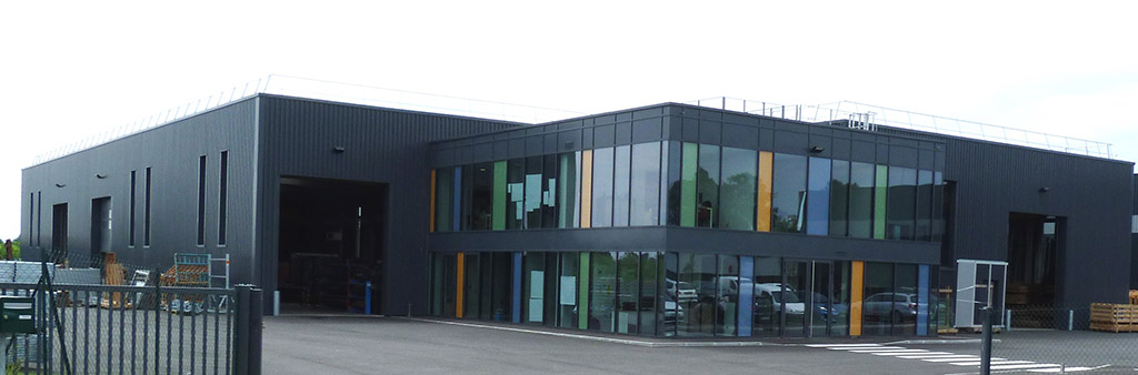 bâtiment extérieur - Charge physique entreprise SOBLACO - Construction d'un atelier de menuiserie métallique -Charge physique de travail (manutention manuelle et levage) -Actions mises en oeuvre pour limiter le risque