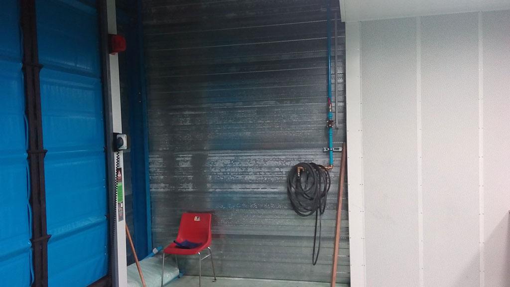 STELIA détourage pour l'acoustique - Atelier de fabrication de pièces en matière composite pour l'industrie aéronautique - Acoustique - Cabine de ponçage, usinage, détourage