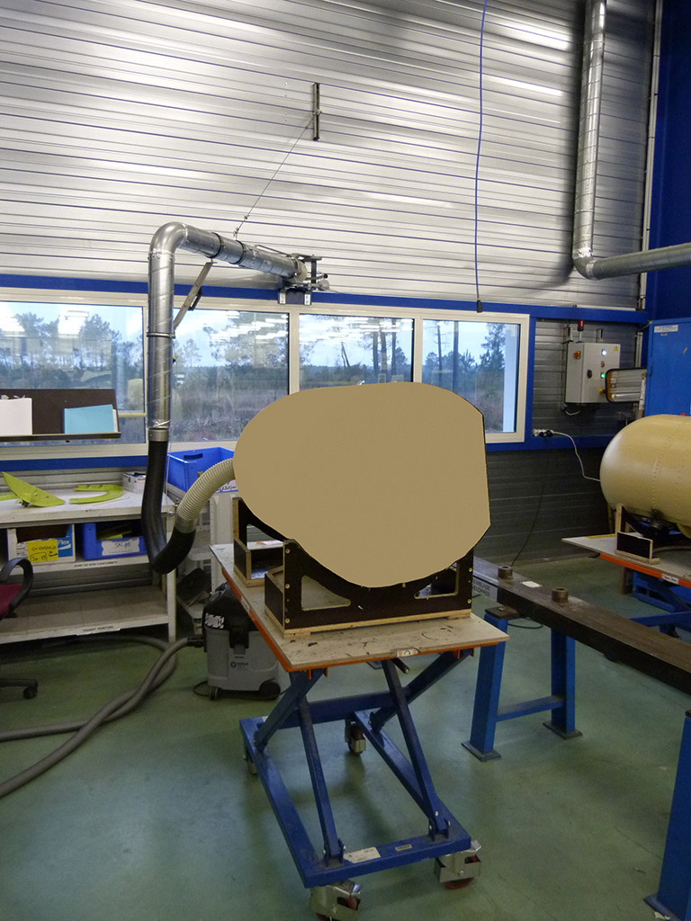 Captage à la source – assainissement air – atelier composites STELIA Atelier de fabrication de pièces en matière composite pour l'industrie aéronautique - Assainissement de l'air et confort thermique -Pollution spécifique -Principe de captage à la source du poste.