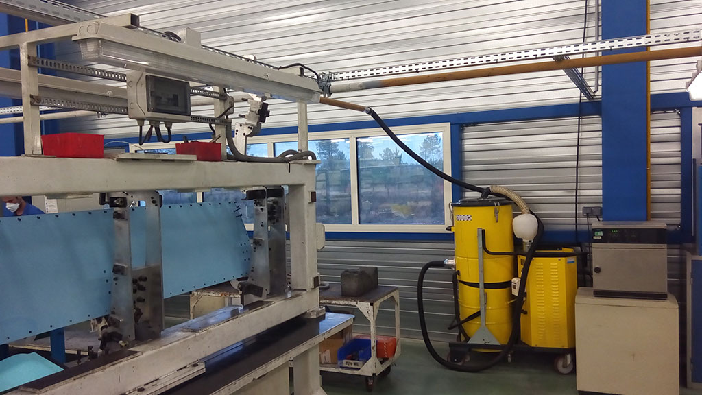Poste assemblage trappe – captation poussières usinage – STELIA - Atelier de fabrication de pièces en matière composite pour l'industrie aéronautique - Assainissement de l'air et confort thermique -Pollution spécifique - Poste d'assemblage trappe (poussière d'usinage)