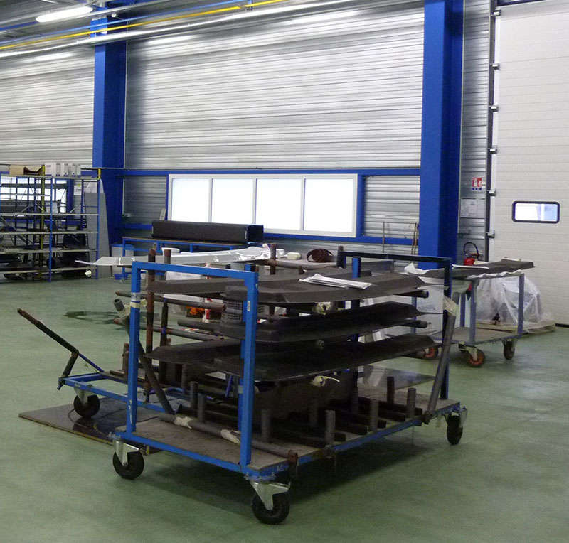 Apport de lumière naturelle - Atelier de fabrication de pièces en matière composite pour l'industrie aéronautique - Éclairage naturel -Apport de lumière naturelle et vue sur l'extérieur