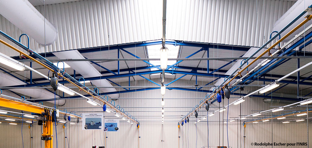 Vue plafond du pont monorail pour manutention et levage dans l'atelier composites STELIA - Atelier de fabrication de pièces en matière composite pour l'industrie aéronautique - Manutention et levage -Pont monorail