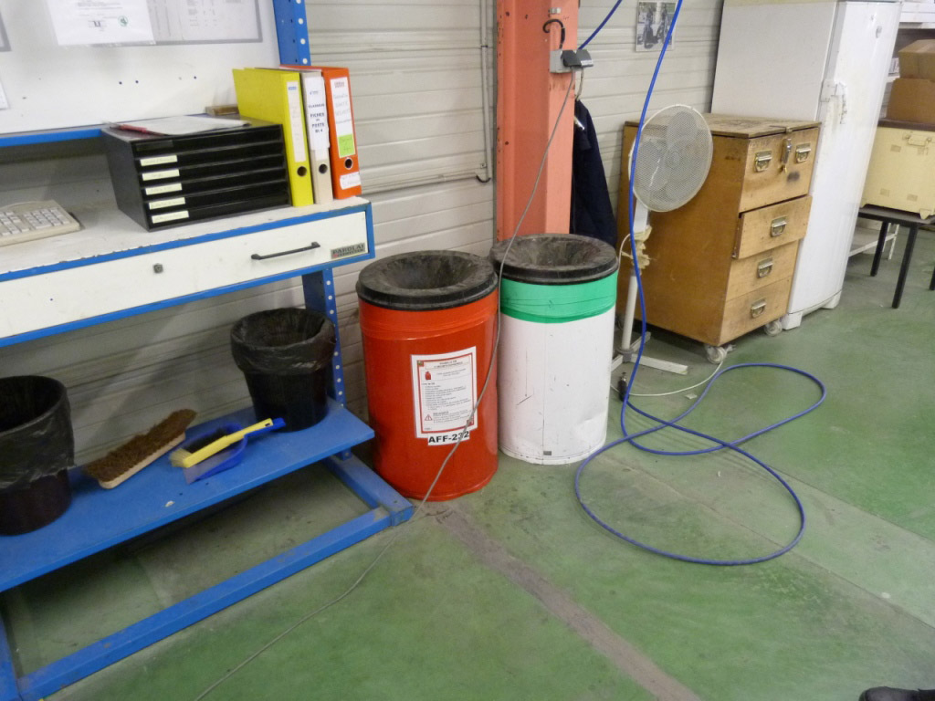 Stockage de produits chimiques chez STELIA Atelier de fabrication de pièces en matière composite pour l'industrie aéronautique - Produits chimiques et déchets -Gestion des déchets de produits chimiques