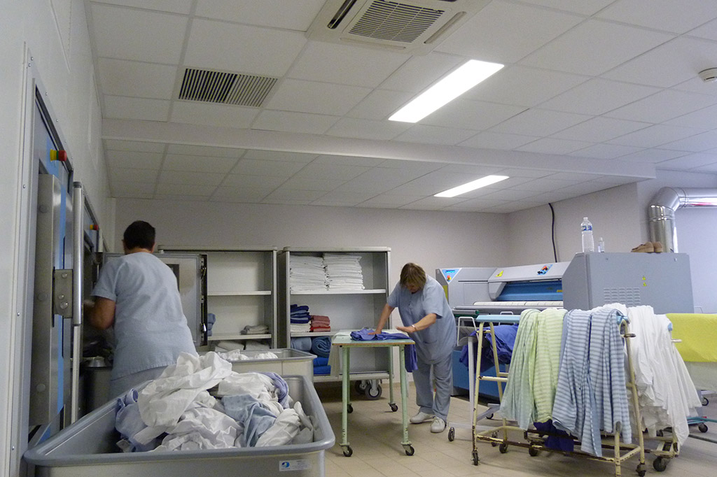 Reconstruction d'un EHPAD à Saint-Palais -La lingerie-buanderie- Zone "propre" : séchage Stelisa lingerie et buanderie travail du personnelles 2