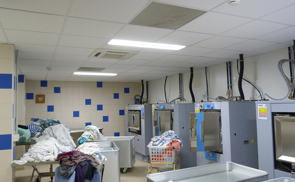 Reconstruction d'un EHPAD à Saint-Palais -La lingerie-buanderie- Zone "sale" : séchage Stelisa machines