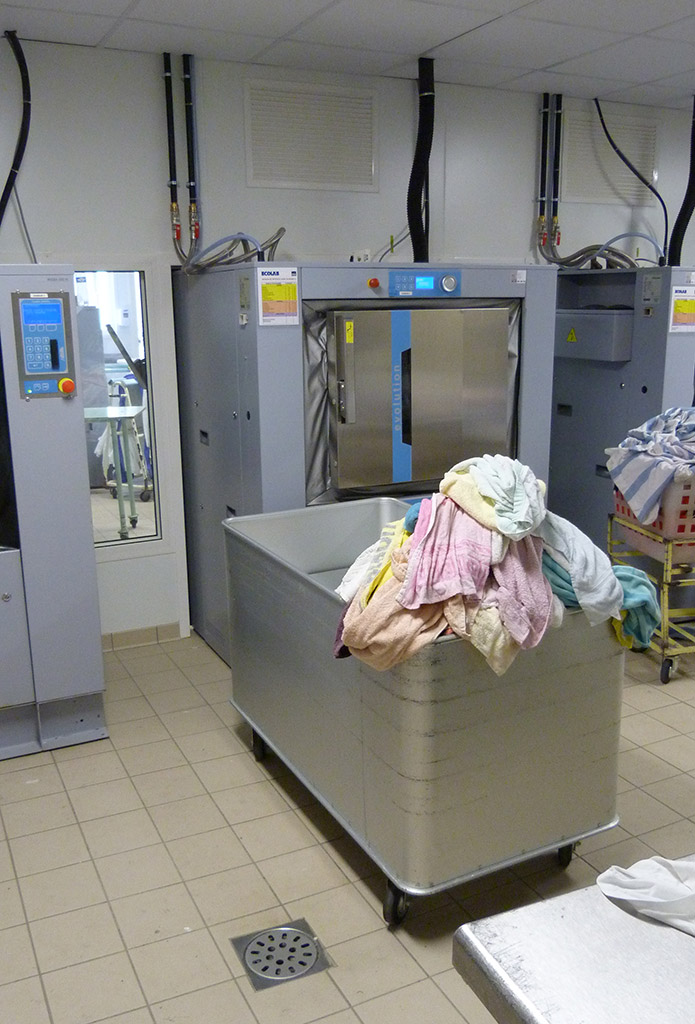 Reconstruction d'un EHPAD à Saint-Palais -La lingerie-buanderie- Zone "sale" : séchage Stelisa linge sale gros bac