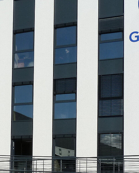 Éclairage naturel entrepôt de groupage Géodis : Brise-soleil extérieurs à lames orientables