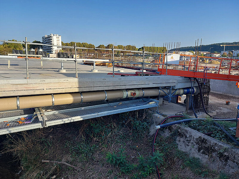 chariot sur mesure permettant le port et la mise à niveau des tuyaux pour leur montage sous le tablier.