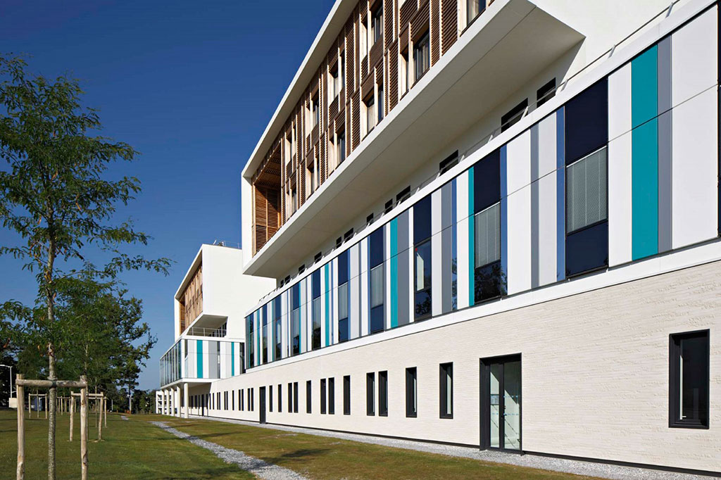 Construction d'une clinique -Éclairage naturel grans bâtiment extérieur