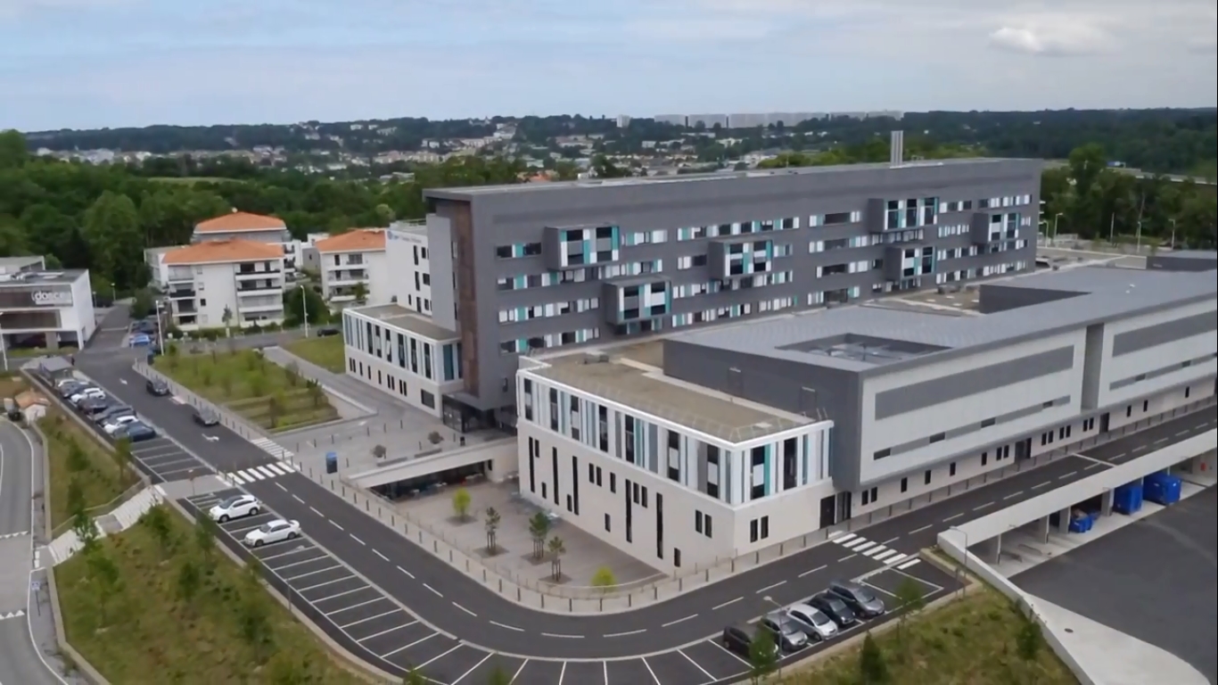 Construction d'une clinique -Cour logistique -Réalisation d'une cour logistique dédiée vue de l'ensemble du bâtiment
