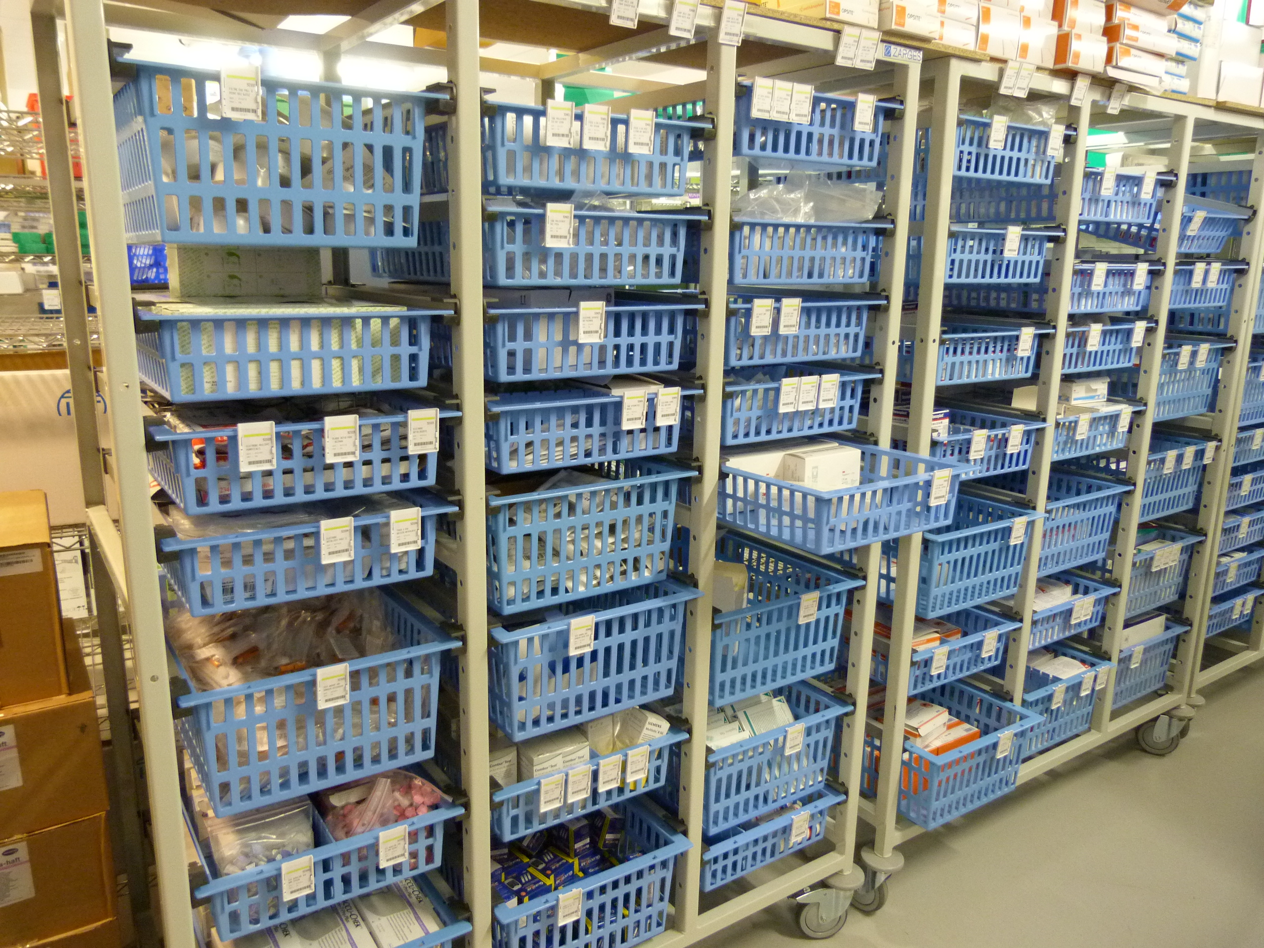 Construction d'une clinique - Pharmacie -Limitation des postures contraignantes tirroir d'ouverture