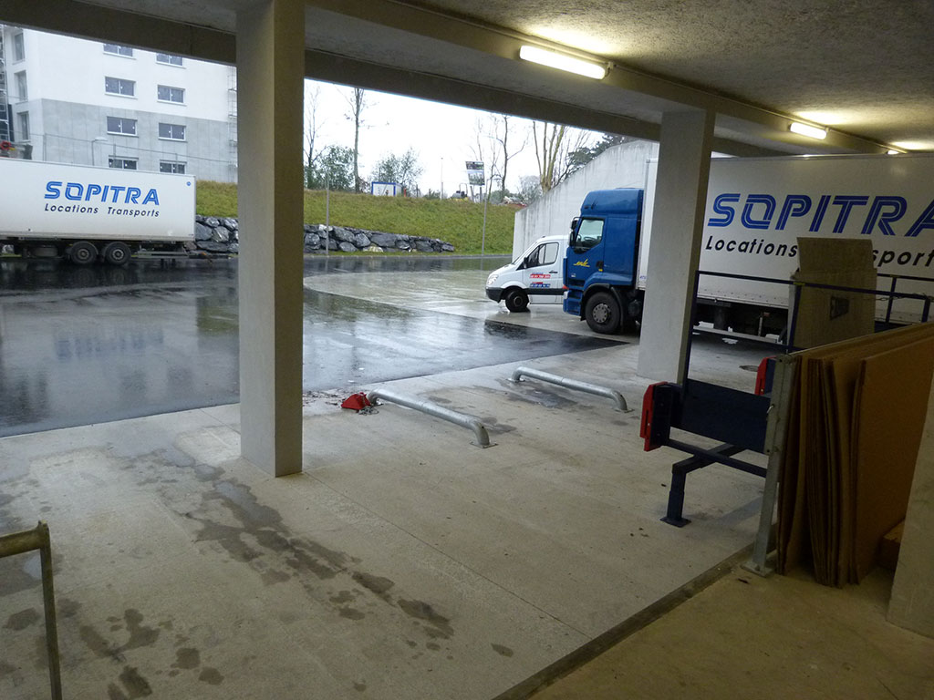 Construction d'une clinique -Cour logistique -Réalisation d'une cour logistique dédiée vue de l'extérieur
