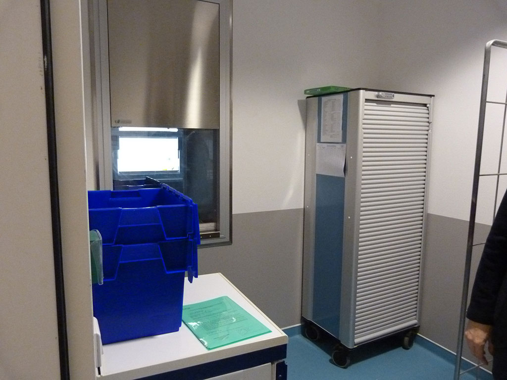 Construction d'une clinique - Unité de Reconstitution des Cytotoxiques (URC) -Sas de livraison des préparations boîte