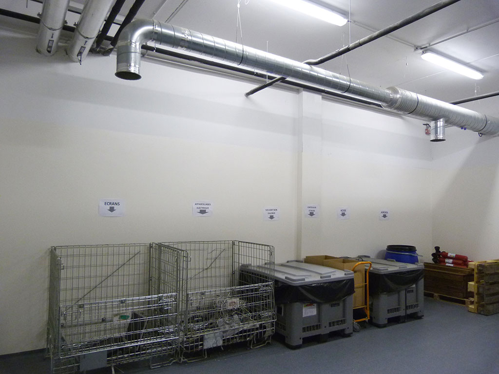 Construction d'une clinique - Produits chimiques et déchets -Stockage des déchets bacs