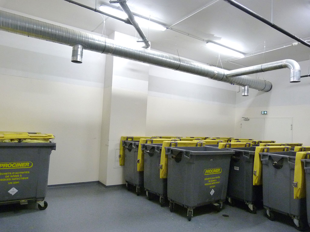 Construction d’une clinique – Produits chimiques et déchets -Stockage des déchets - local conteners