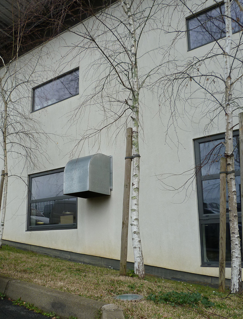 Atelier de création d'aménagement et d'agencement intérieur ATRIUM- assainissement air - Réseau d'aspiration des poussières de bois à l'extérieur